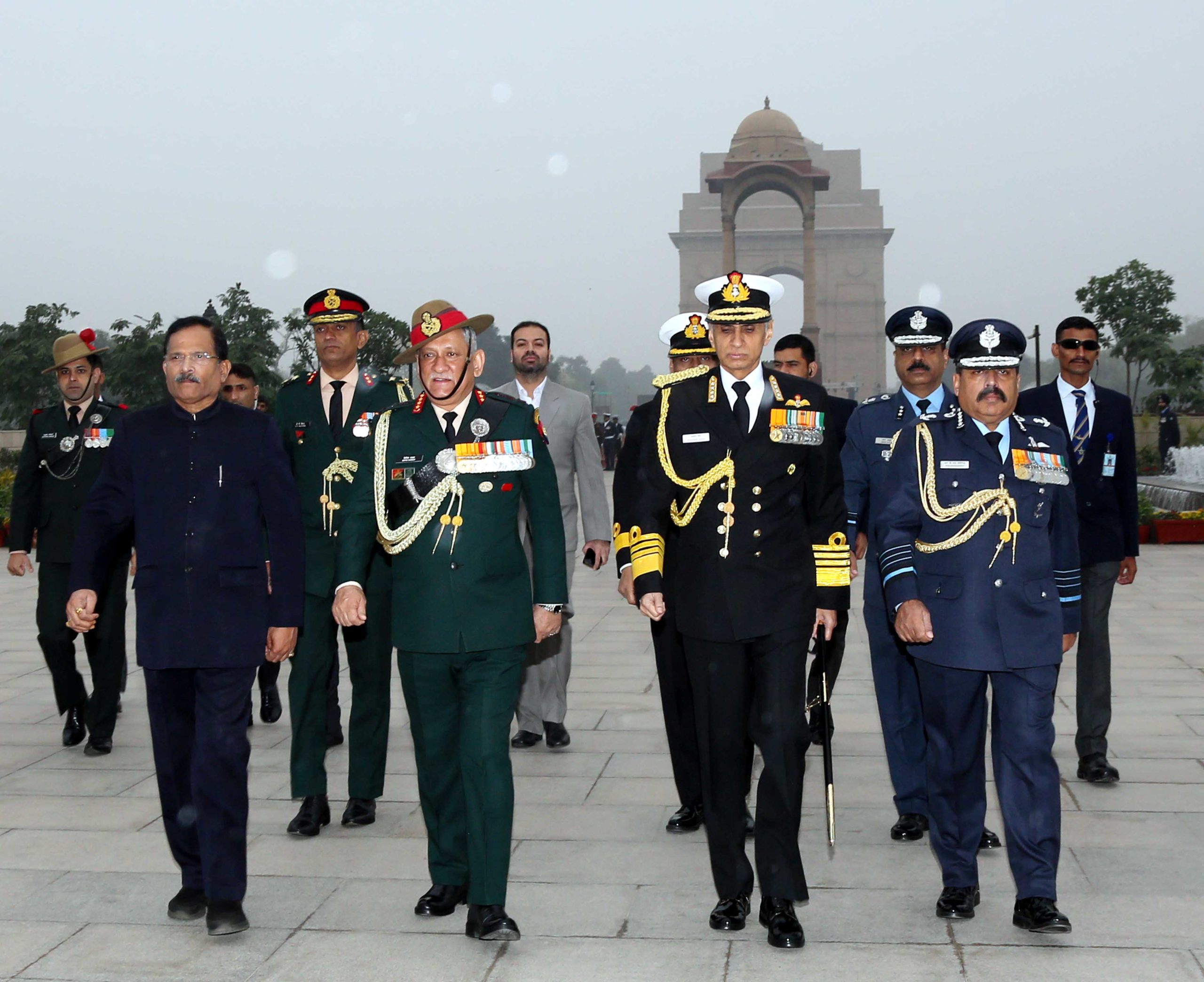 WREATH LAYING BY RRM AND TRI SERVICES CHIEFS ON THE OCCASION OF VIJAY DIWAS AT NWM