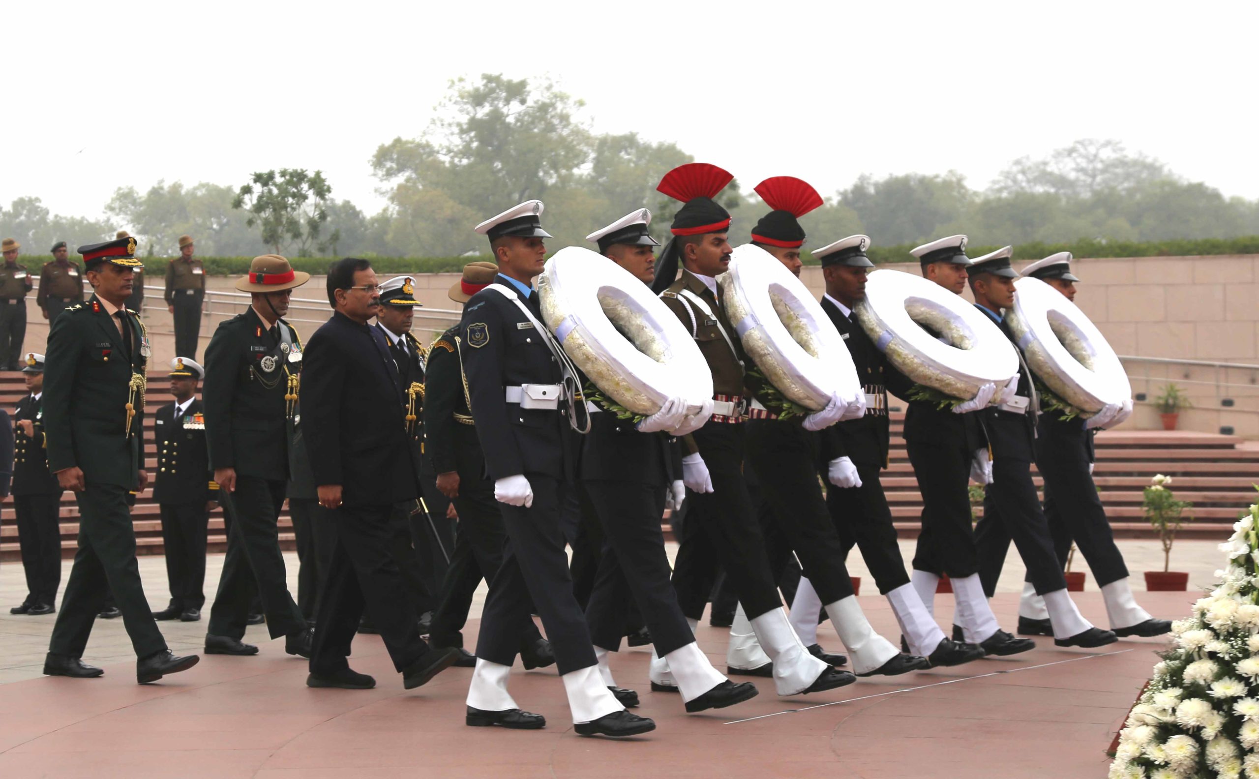 WREATH LAYING BY RRM AND TRI SERVICES CHIEFS ON THE OCCASION OF VIJAY DIWAS AT NWM