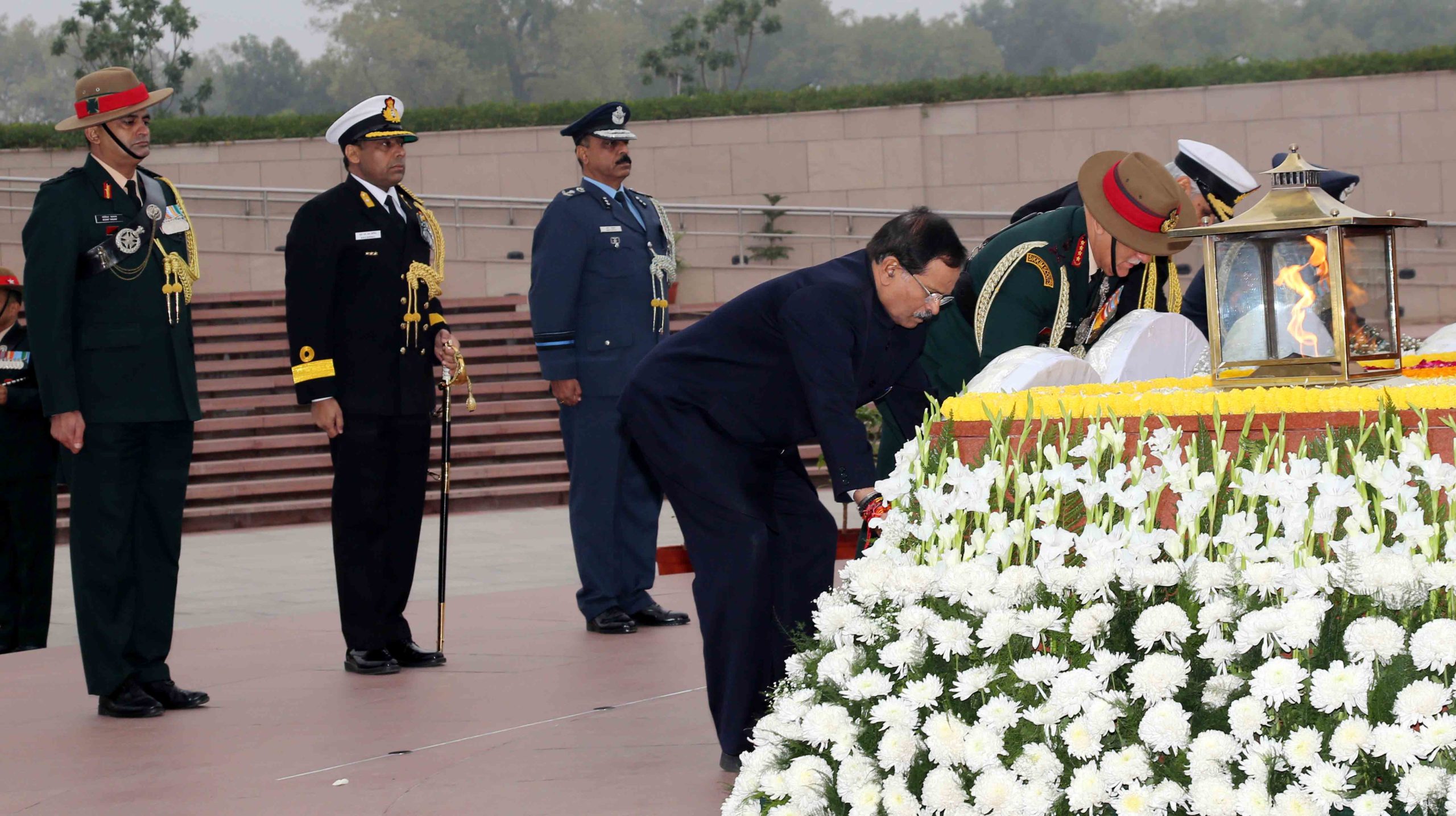 WREATH LAYING BY RRM AND TRI SERVICES CHIEFS ON THE OCCASION OF VIJAY DIWAS AT NWM