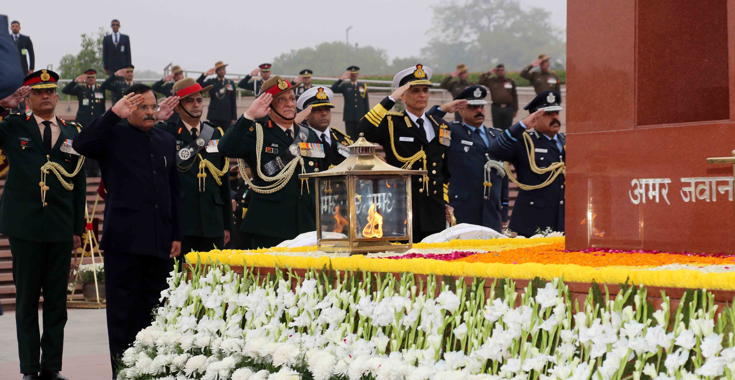 WREATH LAYING BY RRM AND TRI SERVICES CHIEFS ON THE OCCASION OF VIJAY DIWAS AT NWM