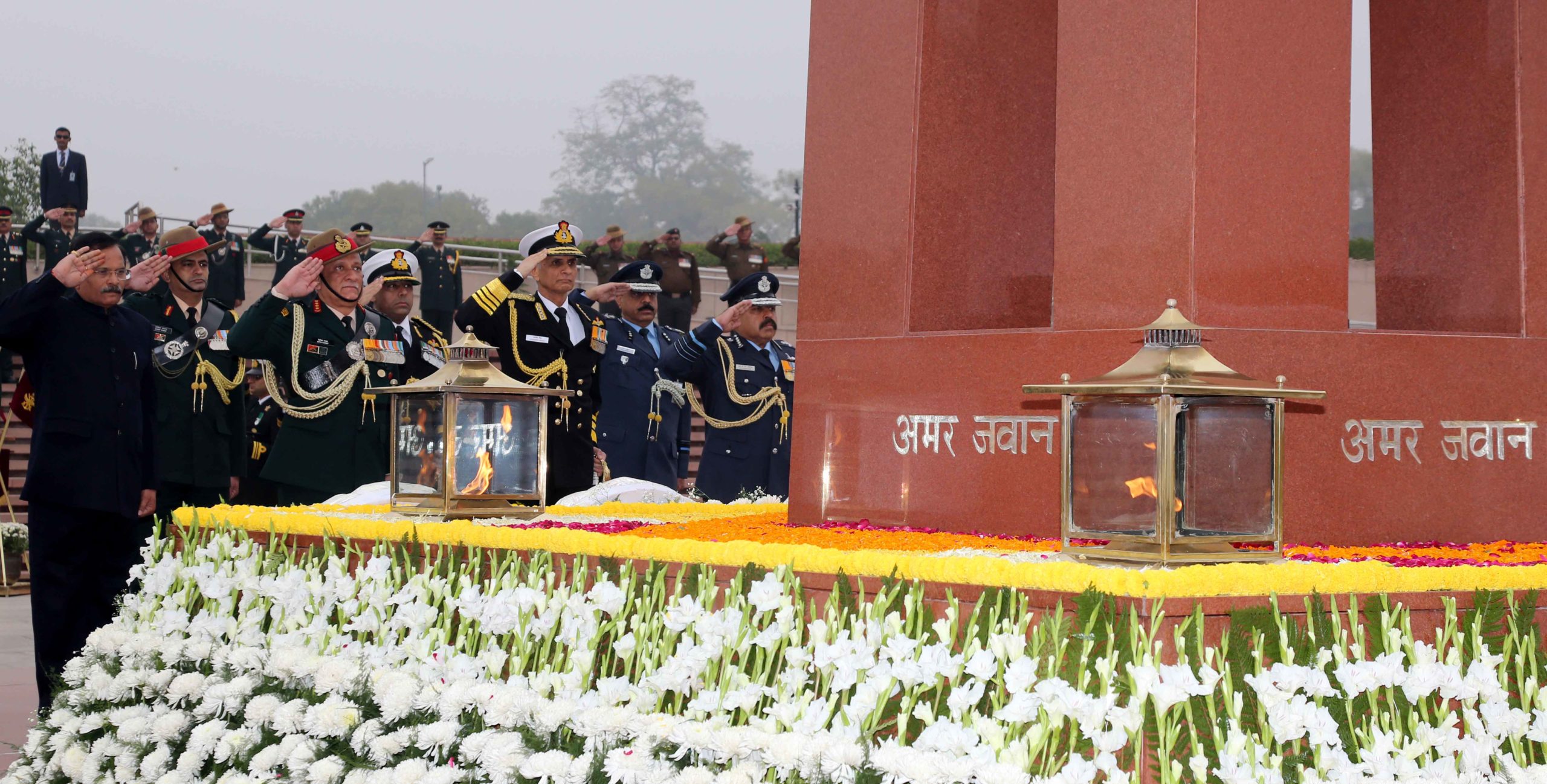 WREATH LAYING BY RRM AND TRI SERVICES CHIEFS ON THE OCCASION OF VIJAY DIWAS AT NWM