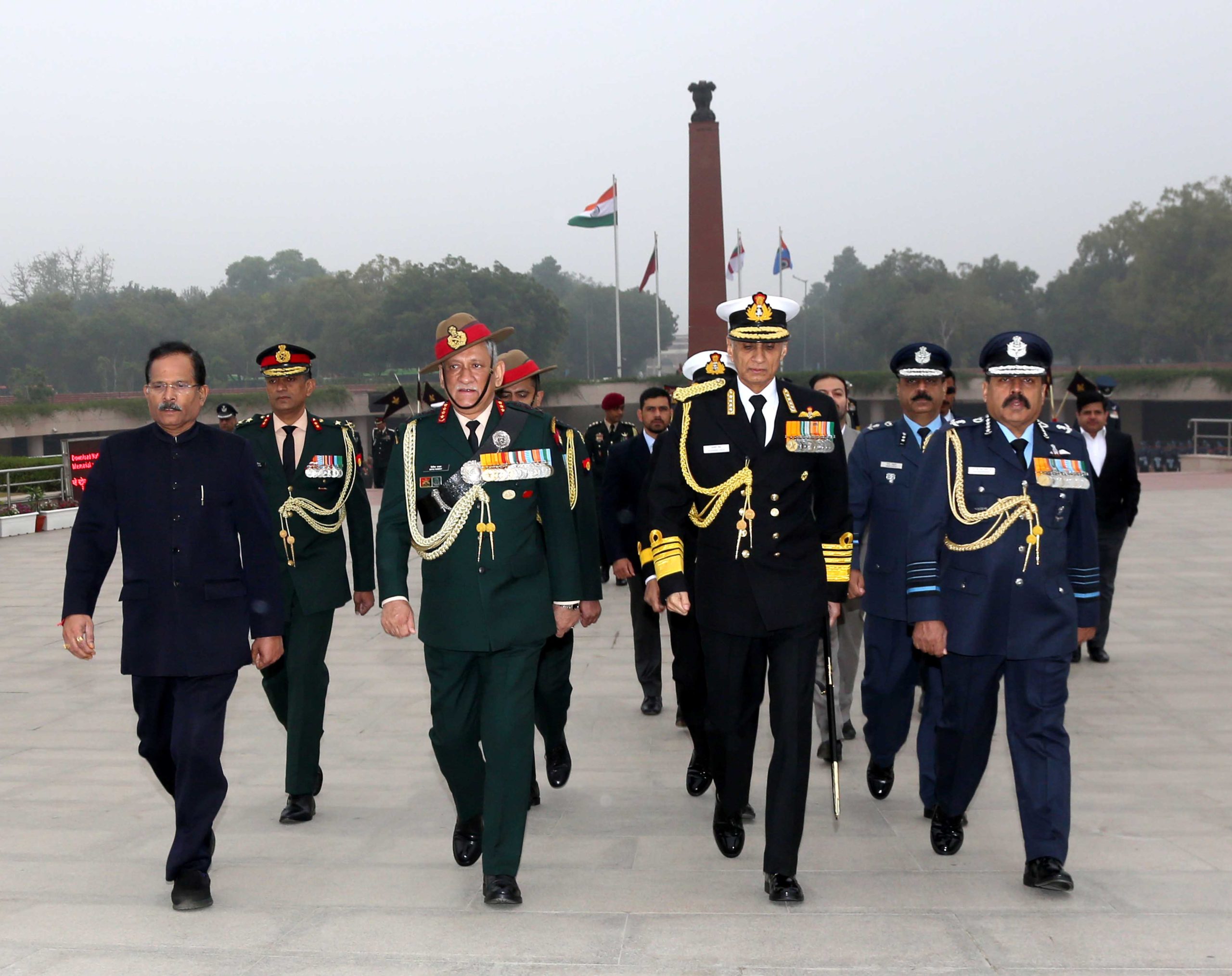 WREATH LAYING BY RRM AND TRI SERVICES CHIEFS ON THE OCCASION OF VIJAY DIWAS AT NWM