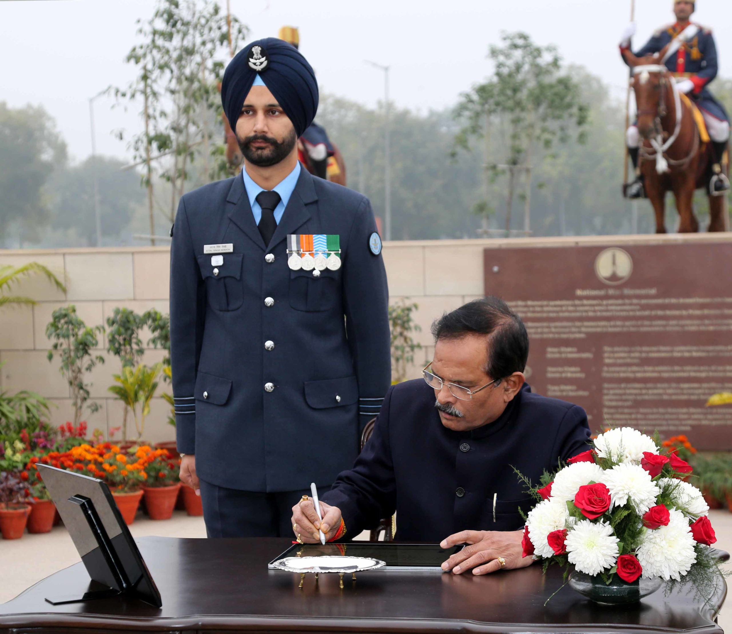 WREATH LAYING BY RRM AND TRI SERVICES CHIEFS ON THE OCCASION OF VIJAY DIWAS AT NWM